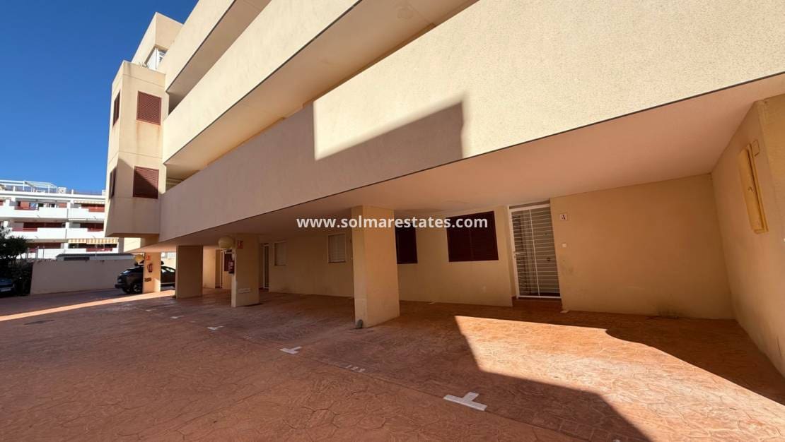 2 Zimmer Apartment zu verkaufen in Playa Flamenca mit Pool - 210.000 € (Ref: 9363015)