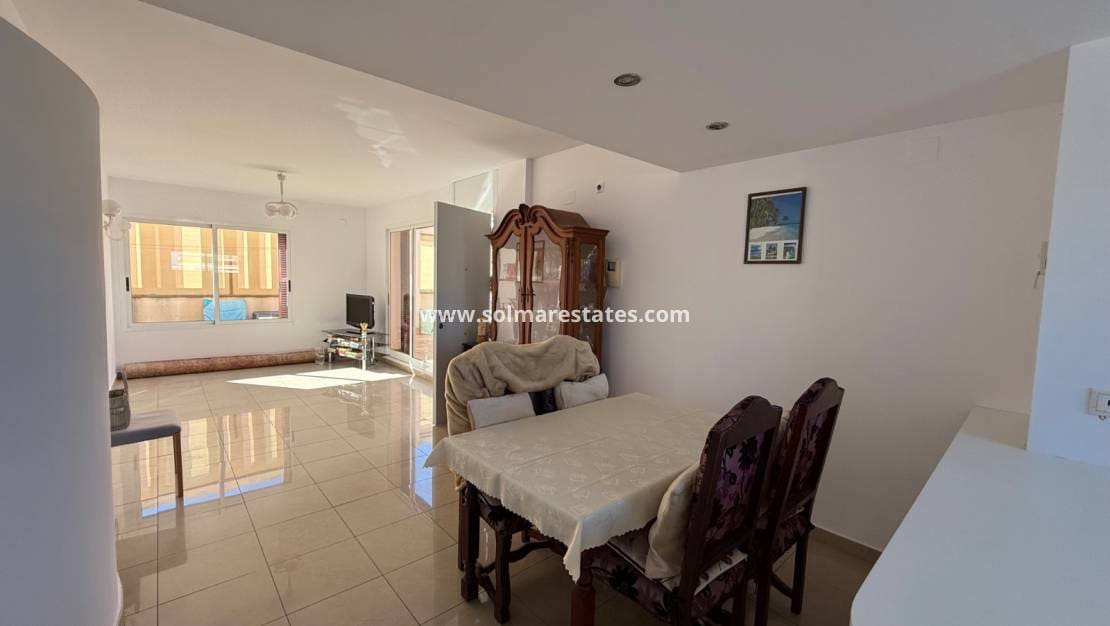 2 Zimmer Apartment zu verkaufen in Playa Flamenca mit Pool - 210.000 € (Ref: 9363015)