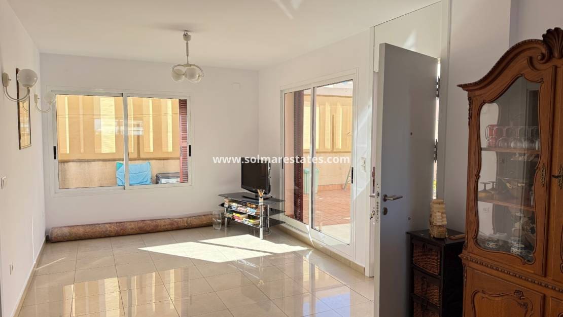 2 Zimmer Apartment zu verkaufen in Playa Flamenca mit Pool - 210.000 € (Ref: 9363015)
