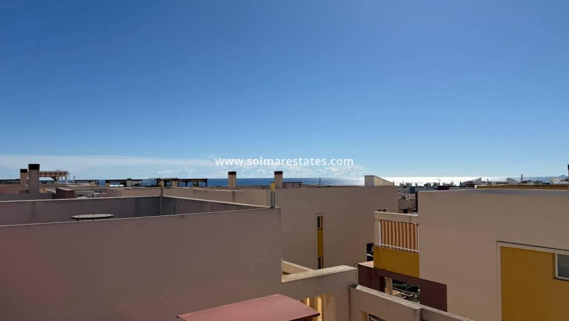 2 Zimmer Apartment zu verkaufen in Playa Flamenca mit Pool - 210.000 € (Ref: 9363015)