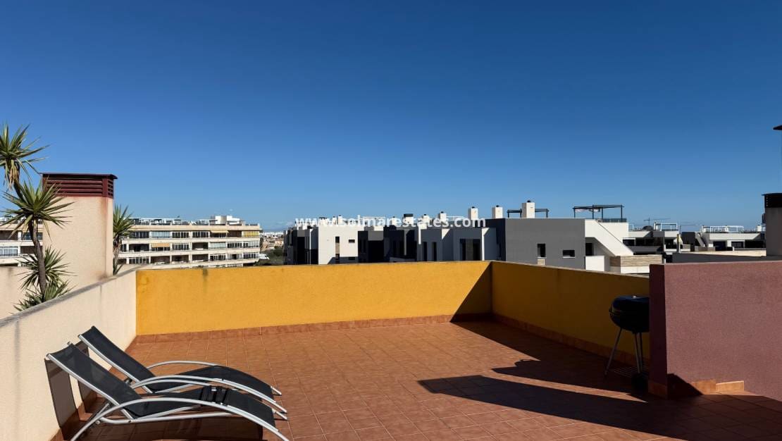 2 Zimmer Apartment zu verkaufen in Playa Flamenca mit Pool - 210.000 € (Ref: 9363015)
