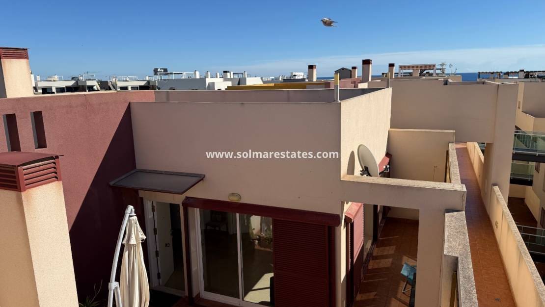 2 Zimmer Apartment zu verkaufen in Playa Flamenca mit Pool - 210.000 € (Ref: 9363015)