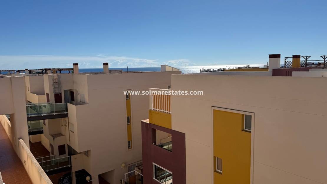2 Zimmer Apartment zu verkaufen in Playa Flamenca mit Pool - 210.000 € (Ref: 9363015)