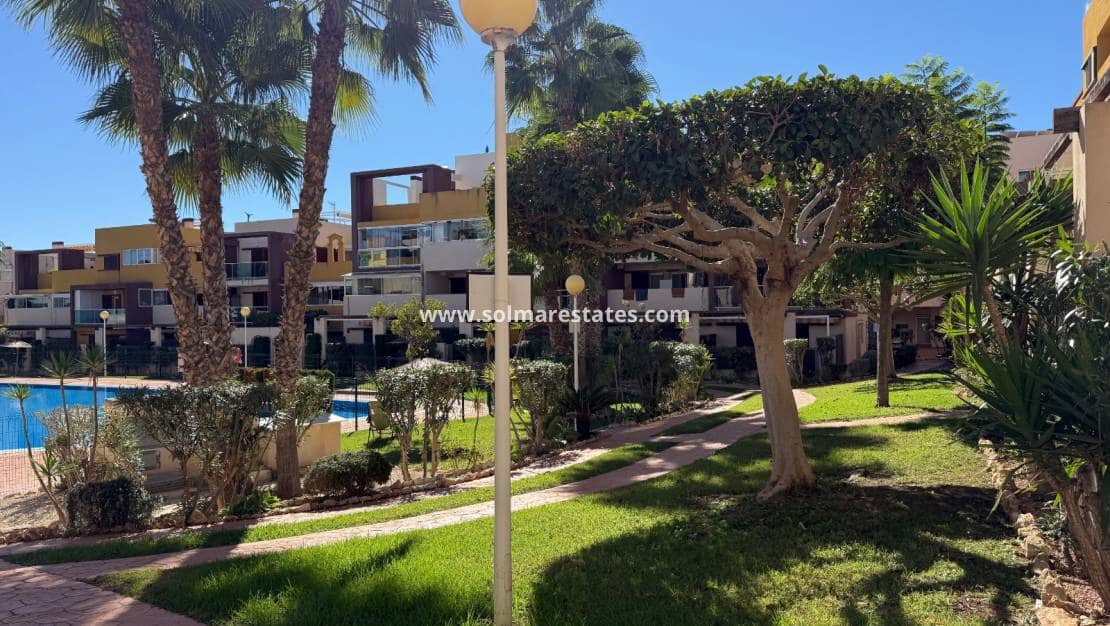 2 Zimmer Apartment zu verkaufen in Playa Flamenca mit Pool - 210.000 € (Ref: 9363015)