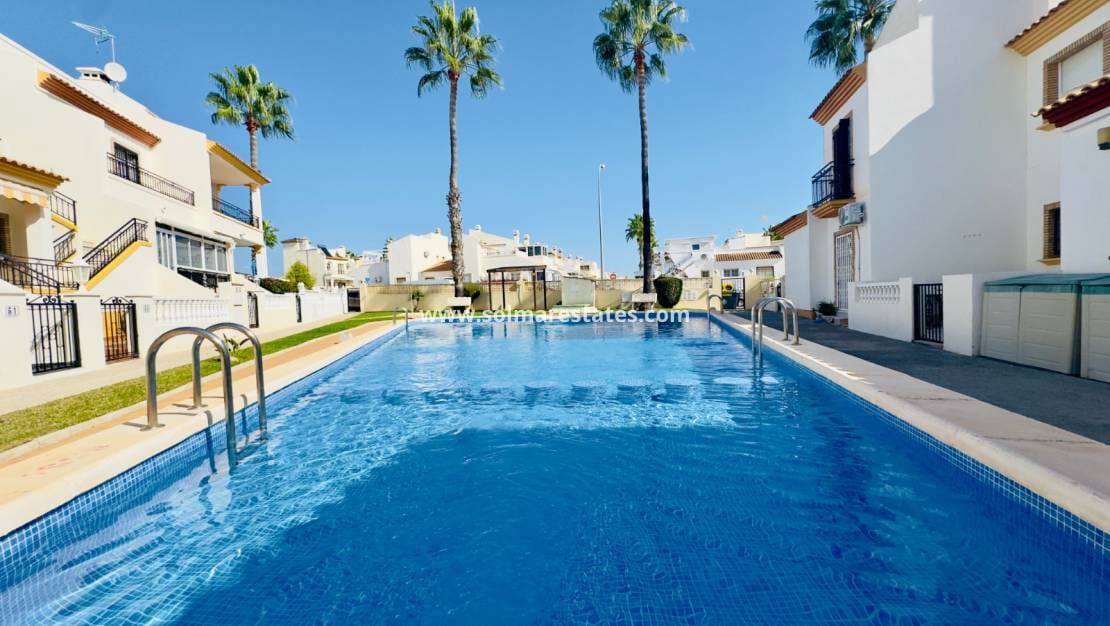 3 makuuhuone Huvila myytävänä paikassa Playa Flamenca mukana uima-altaan - 372 000 € (Ref: 9369117)