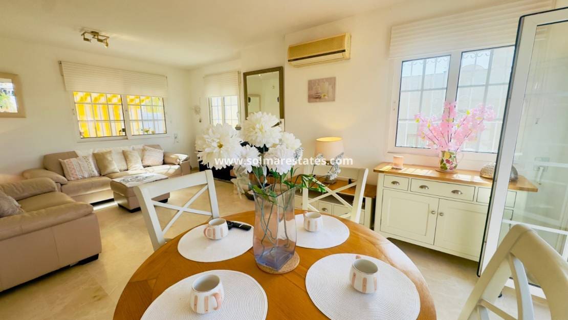 3 makuuhuone Huvila myytävänä paikassa Playa Flamenca mukana uima-altaan - 372 000 € (Ref: 9369117)