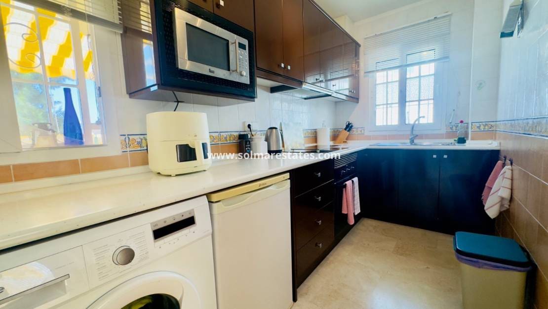 3 makuuhuone Huvila myytävänä paikassa Playa Flamenca mukana uima-altaan - 372 000 € (Ref: 9369117)