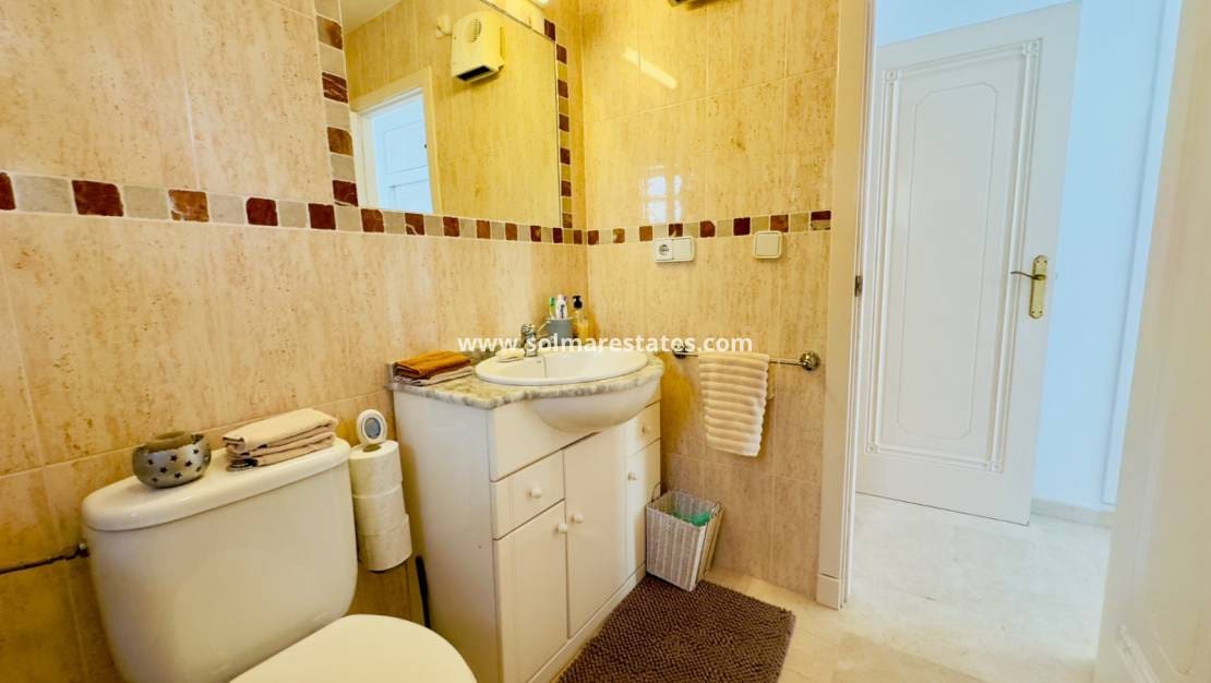 3 makuuhuone Huvila myytävänä paikassa Playa Flamenca mukana uima-altaan - 372 000 € (Ref: 9369117)