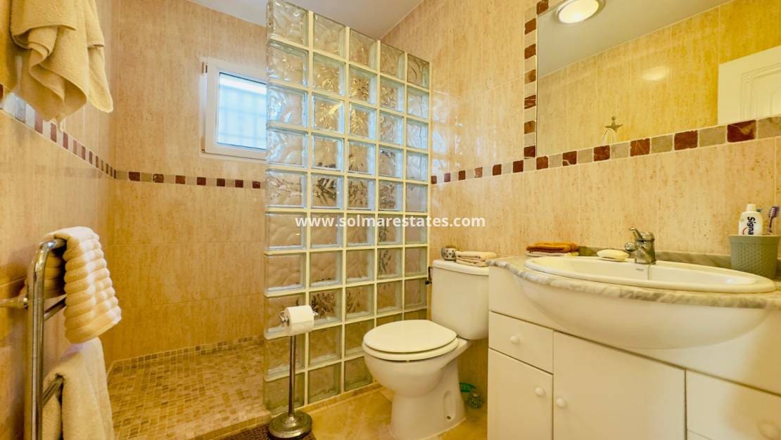 3 makuuhuone Huvila myytävänä paikassa Playa Flamenca mukana uima-altaan - 372 000 € (Ref: 9369117)