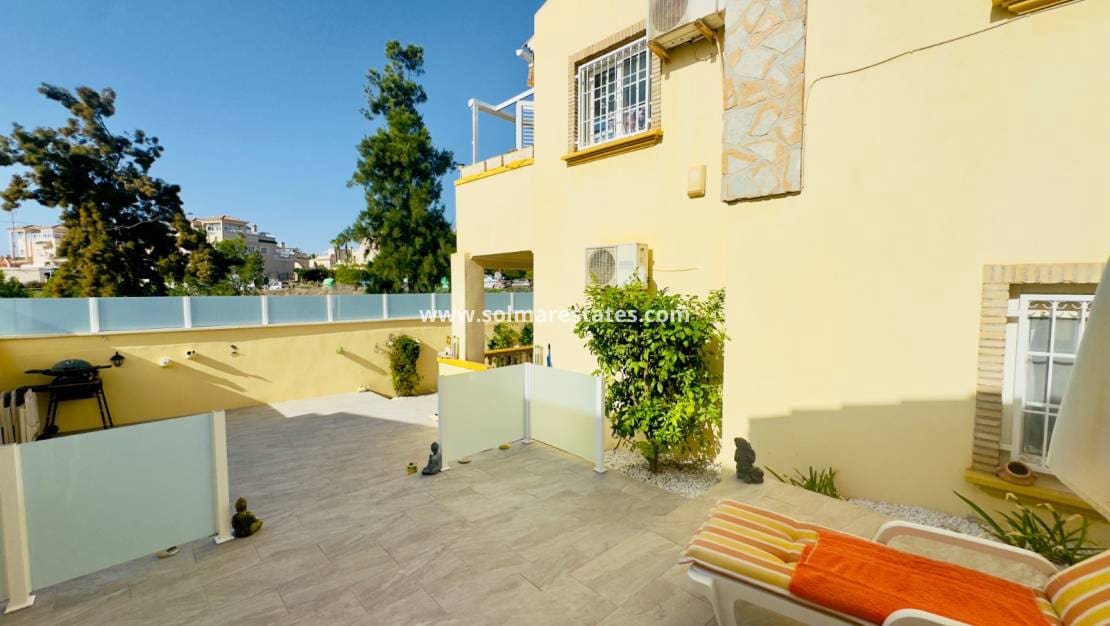 3 makuuhuone Huvila myytävänä paikassa Playa Flamenca mukana uima-altaan - 372 000 € (Ref: 9369117)