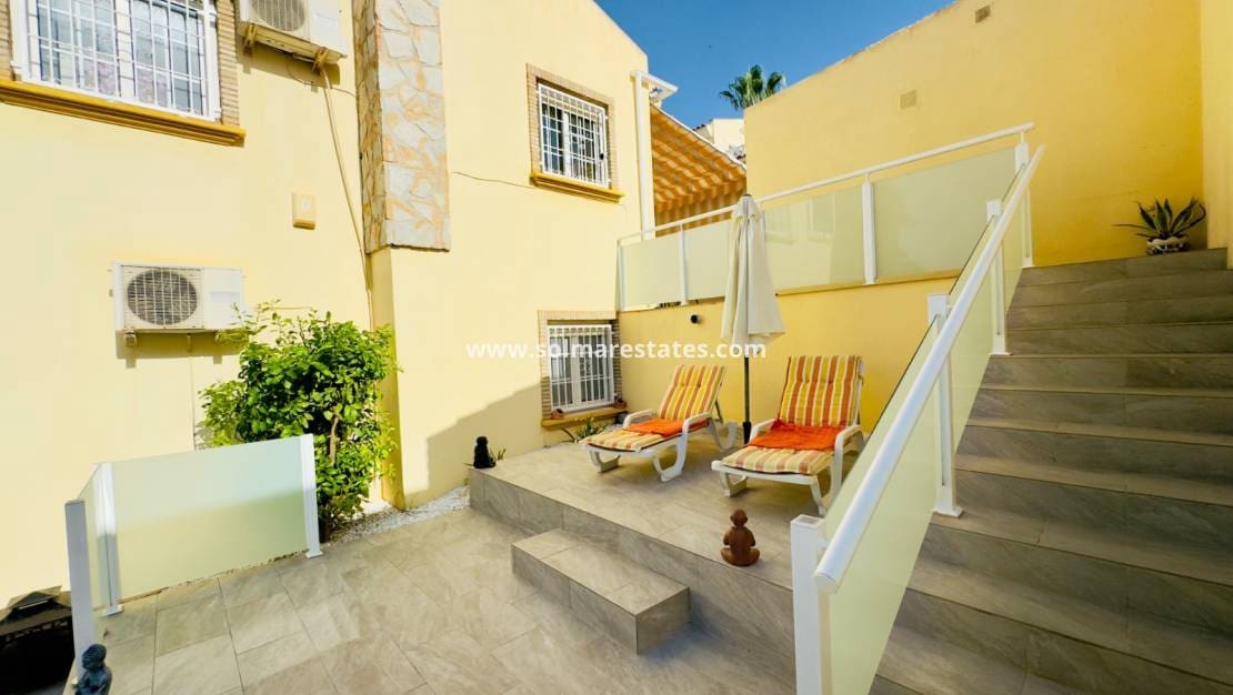 3 makuuhuone Huvila myytävänä paikassa Playa Flamenca mukana uima-altaan - 372 000 € (Ref: 9369117)