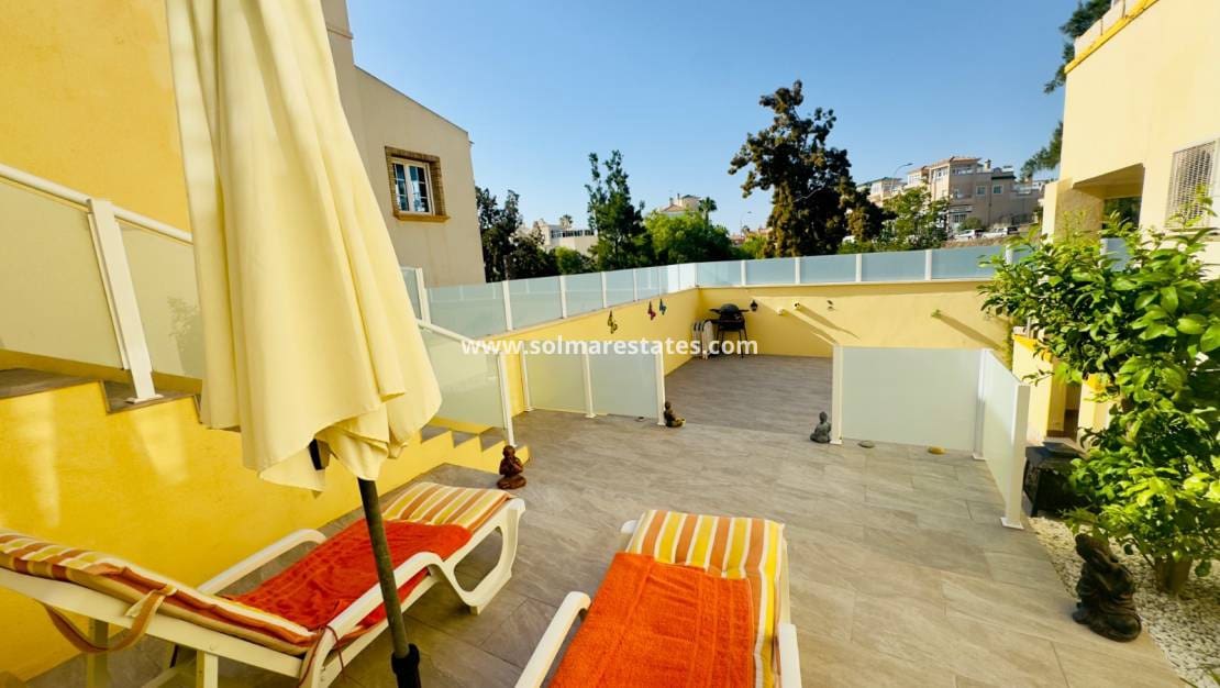 3 makuuhuone Huvila myytävänä paikassa Playa Flamenca mukana uima-altaan - 372 000 € (Ref: 9369117)