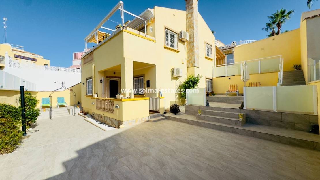 3 makuuhuone Huvila myytävänä paikassa Playa Flamenca mukana uima-altaan - 372 000 € (Ref: 9369117)