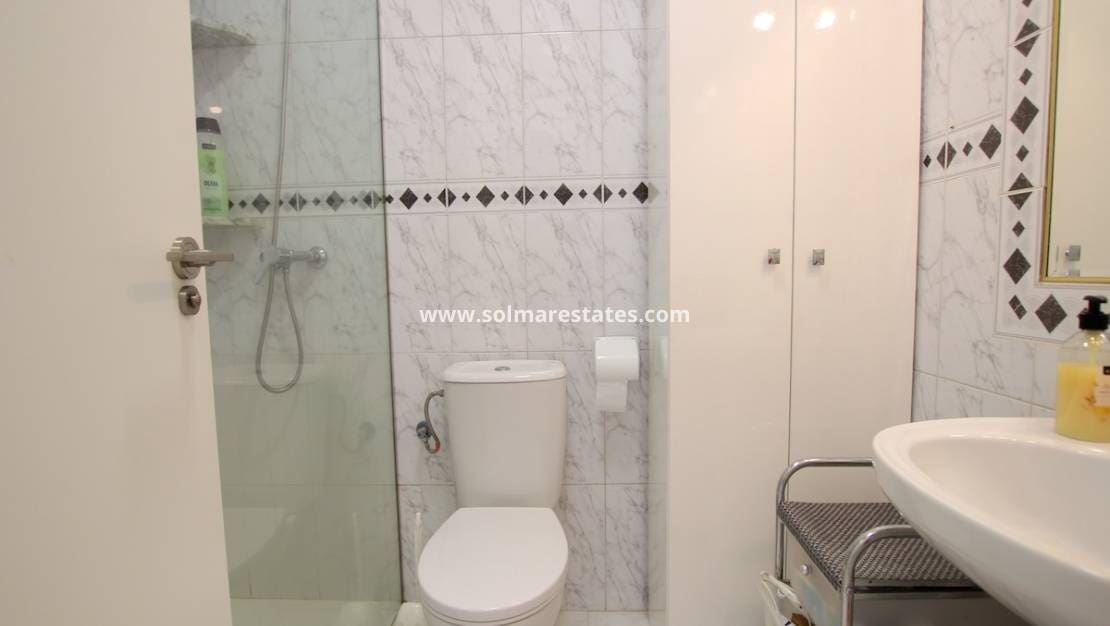 2 slaapkamer Appartement te koop in Punta Prima met zwembad - € 169.500 (Ref: 9369373)