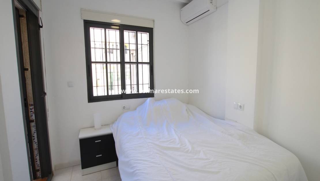 2 slaapkamer Appartement te koop in Punta Prima met zwembad - € 169.500 (Ref: 9369373)