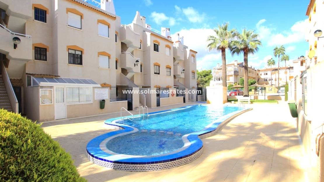 2 slaapkamer Appartement te koop in Punta Prima met zwembad - € 169.500 (Ref: 9369373)