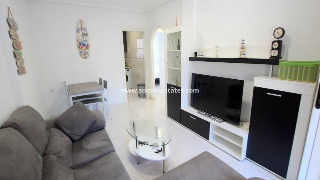 2 slaapkamer Appartement te koop in Punta Prima met zwembad - € 169.500 (Ref: 9369373)