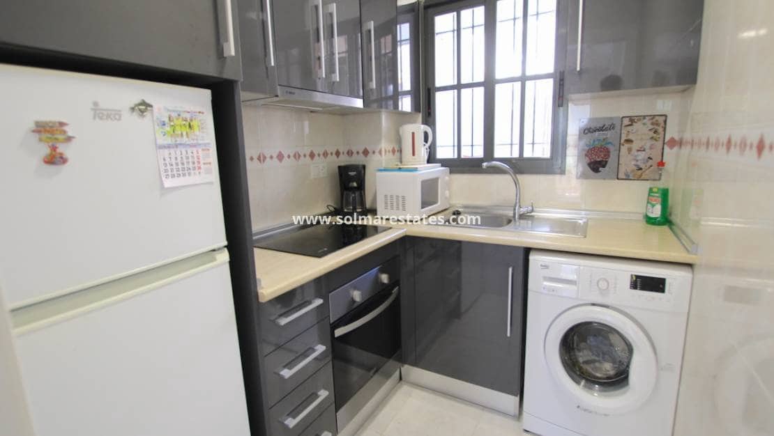 2 slaapkamer Appartement te koop in Punta Prima met zwembad - € 169.500 (Ref: 9369373)