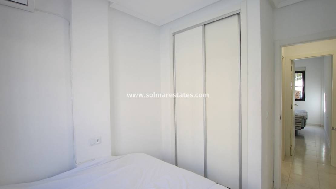 2 slaapkamer Appartement te koop in Punta Prima met zwembad - € 169.500 (Ref: 9369373)