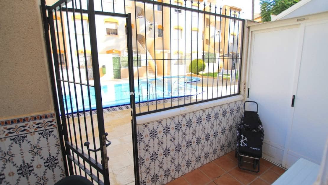 2 slaapkamer Appartement te koop in Punta Prima met zwembad - € 169.500 (Ref: 9369373)