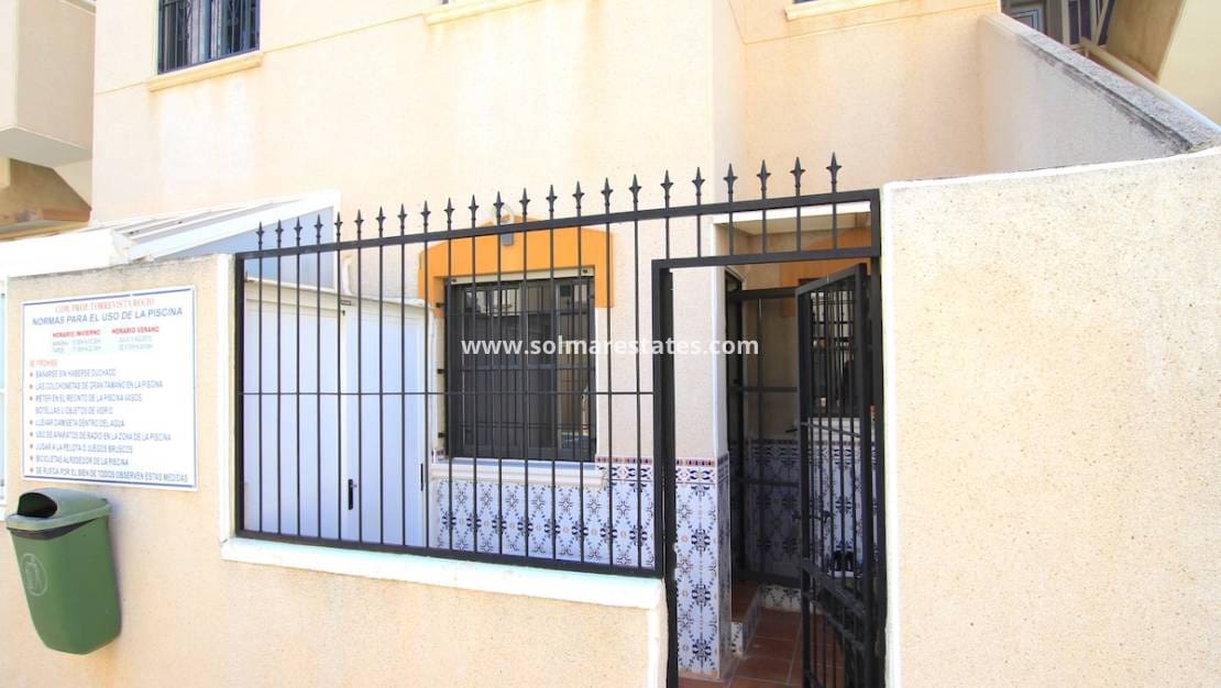 2 slaapkamer Appartement te koop in Punta Prima met zwembad - € 169.500 (Ref: 9369373)