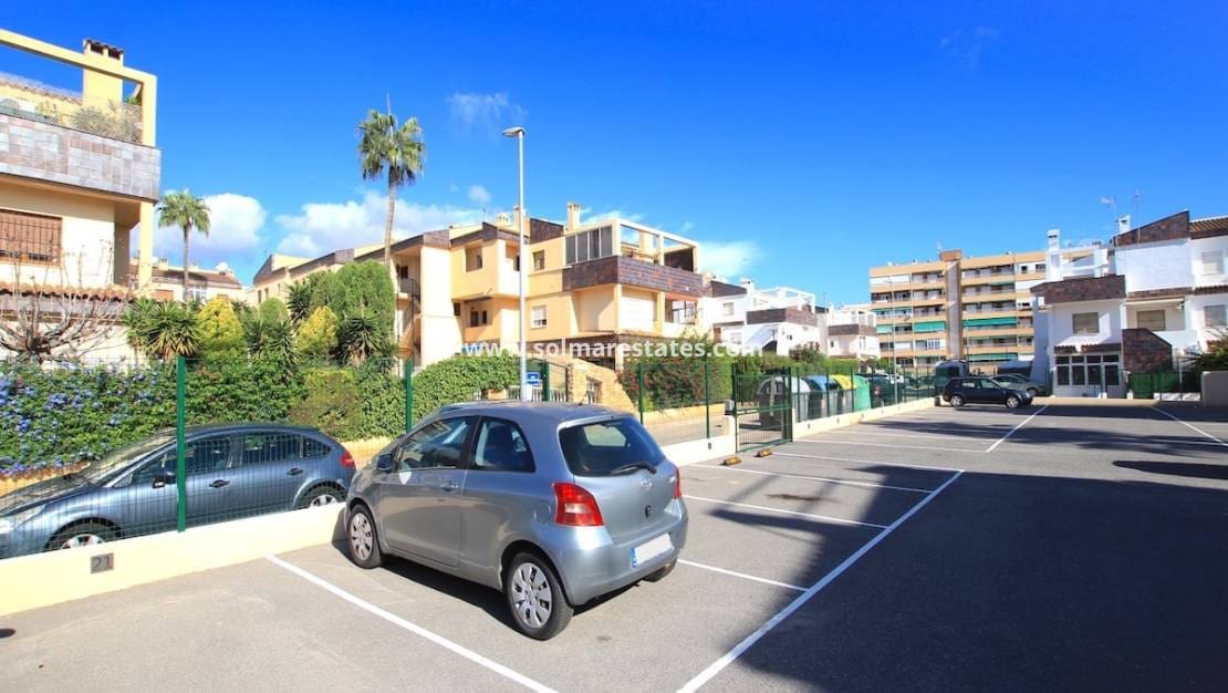 2 slaapkamer Appartement te koop in Punta Prima met zwembad - € 169.500 (Ref: 9369373)