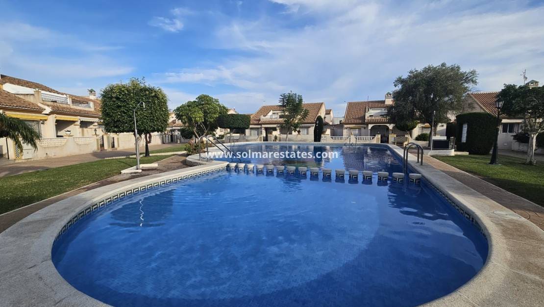 3 soveværelse Bungalow til salg i La Zenia med swimmingpool - € 349.950 (Ref: 9371179)