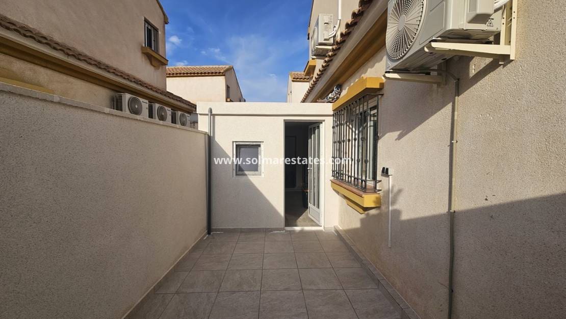 3 soveværelse Bungalow til salg i La Zenia med swimmingpool - € 349.950 (Ref: 9371179)