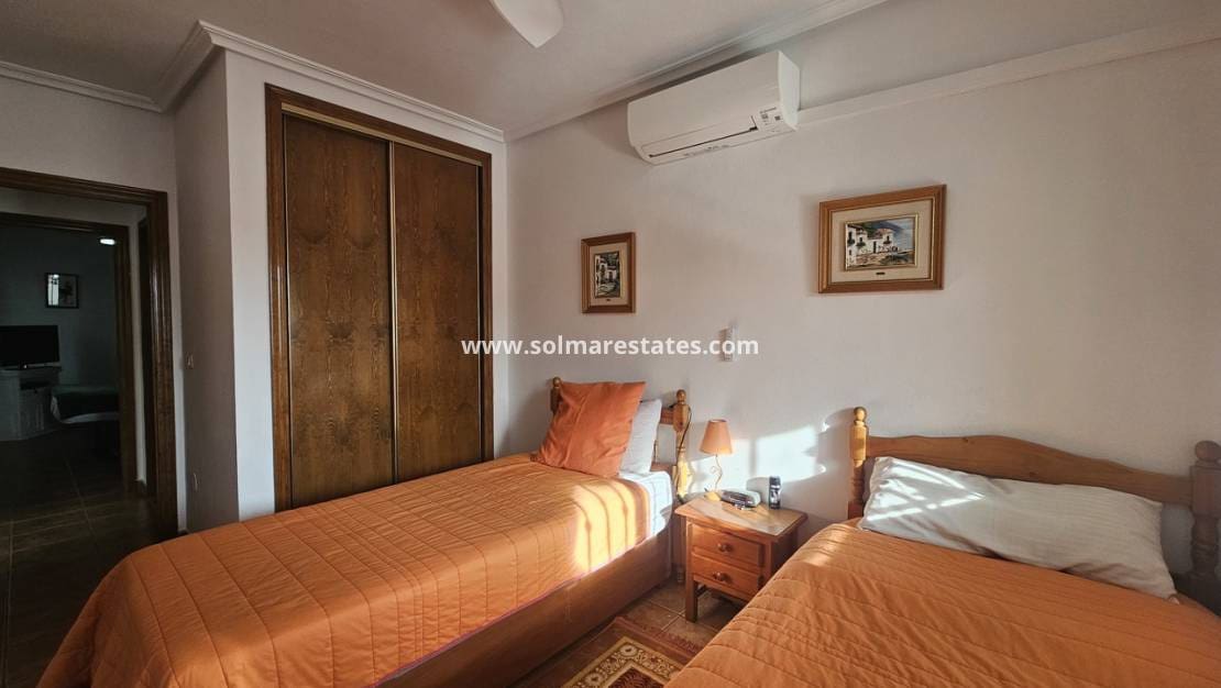 3 soveværelse Bungalow til salg i La Zenia med swimmingpool - € 349.950 (Ref: 9371179)