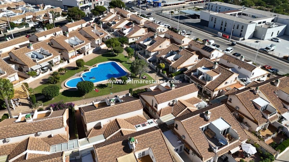 3 soveværelse Bungalow til salg i La Zenia med swimmingpool - € 349.950 (Ref: 9371179)