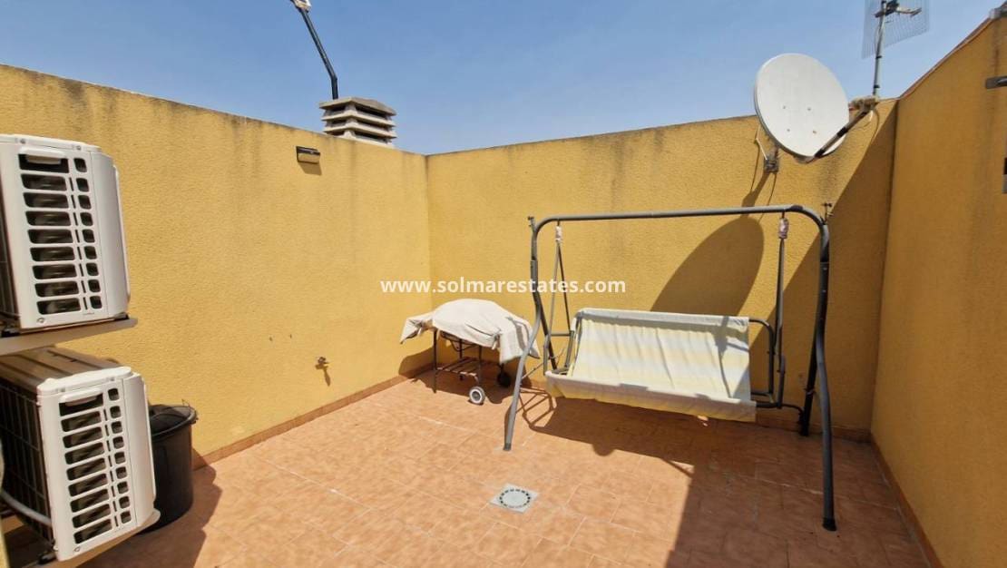 2 slaapkamer Appartement te koop in Daya Nueva met zwembad - € 125.000 (Ref: 9378117)