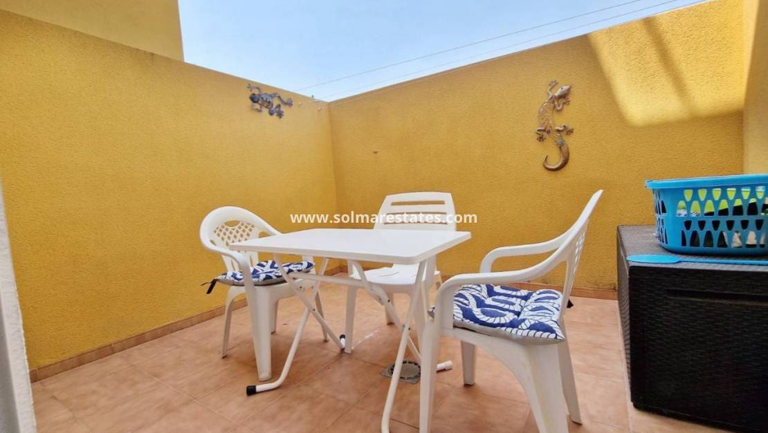 2 slaapkamer Appartement te koop in Daya Nueva met zwembad - € 125.000 (Ref: 9378117)