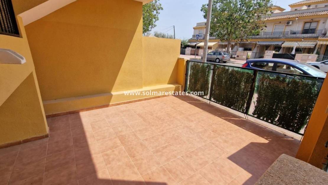 2 slaapkamer Appartement te koop in Daya Nueva met zwembad - € 125.000 (Ref: 9378117)