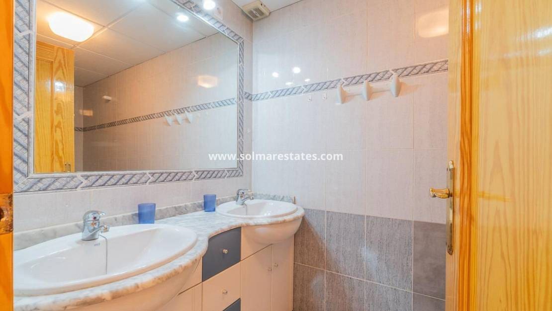 3 chambre Maison de Ville à vendre à Playa Flamenca avec piscine - 169 000 € (Ref: 9379930)