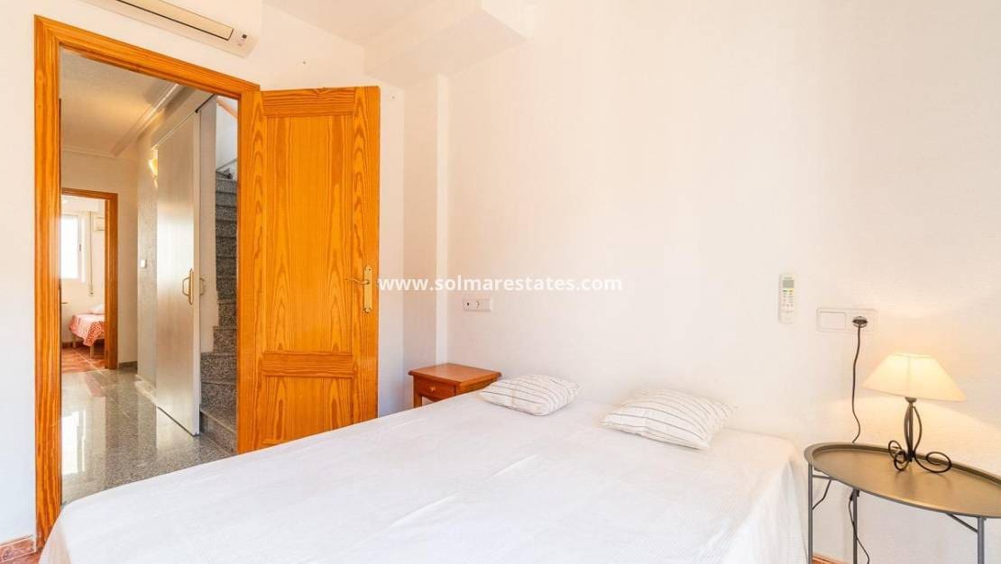 3 chambre Maison de Ville à vendre à Playa Flamenca avec piscine - 169 000 € (Ref: 9379930)