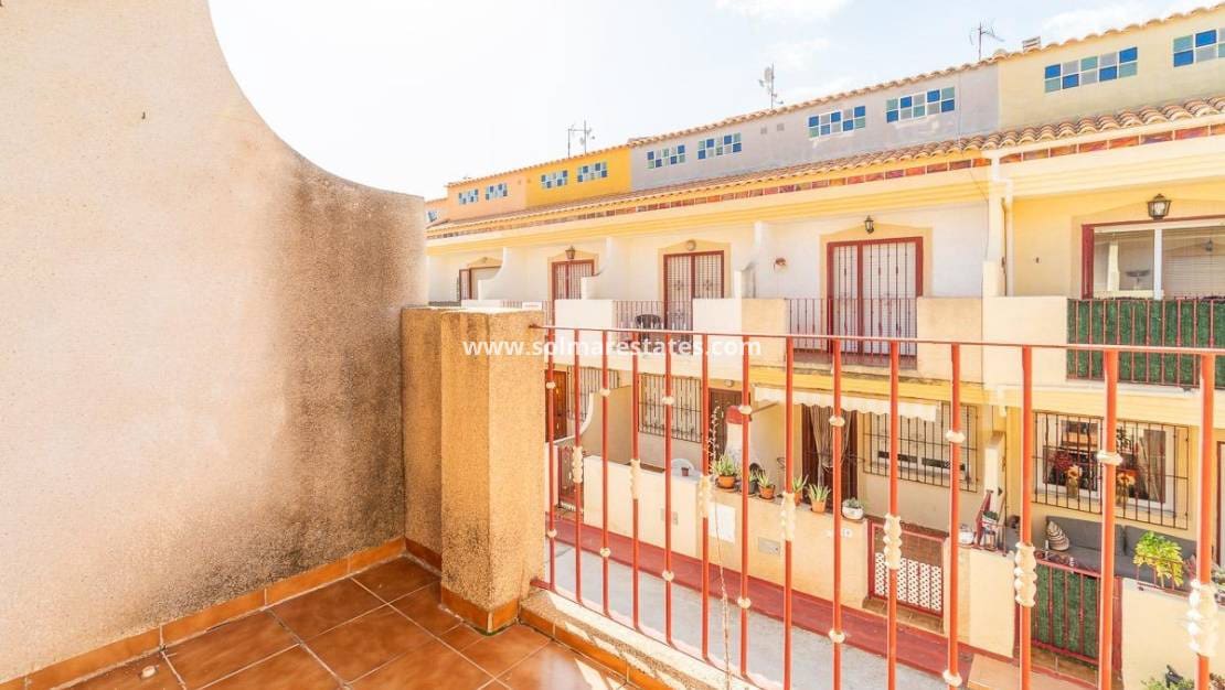 3 chambre Maison de Ville à vendre à Playa Flamenca avec piscine - 169 000 € (Ref: 9379930)