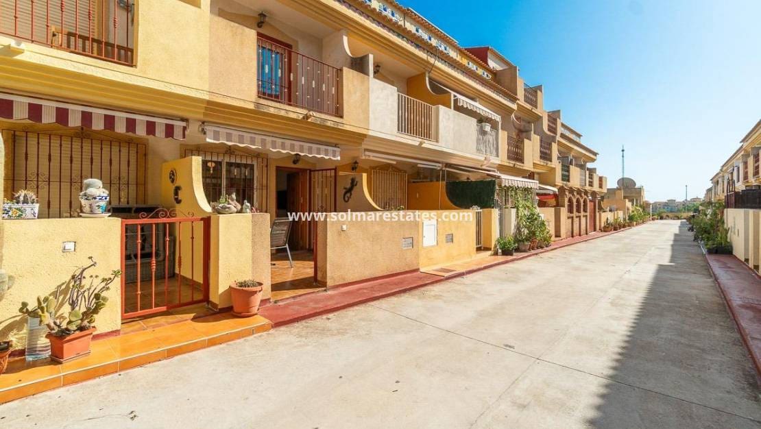 3 chambre Maison de Ville à vendre à Playa Flamenca avec piscine - 169 000 € (Ref: 9379930)