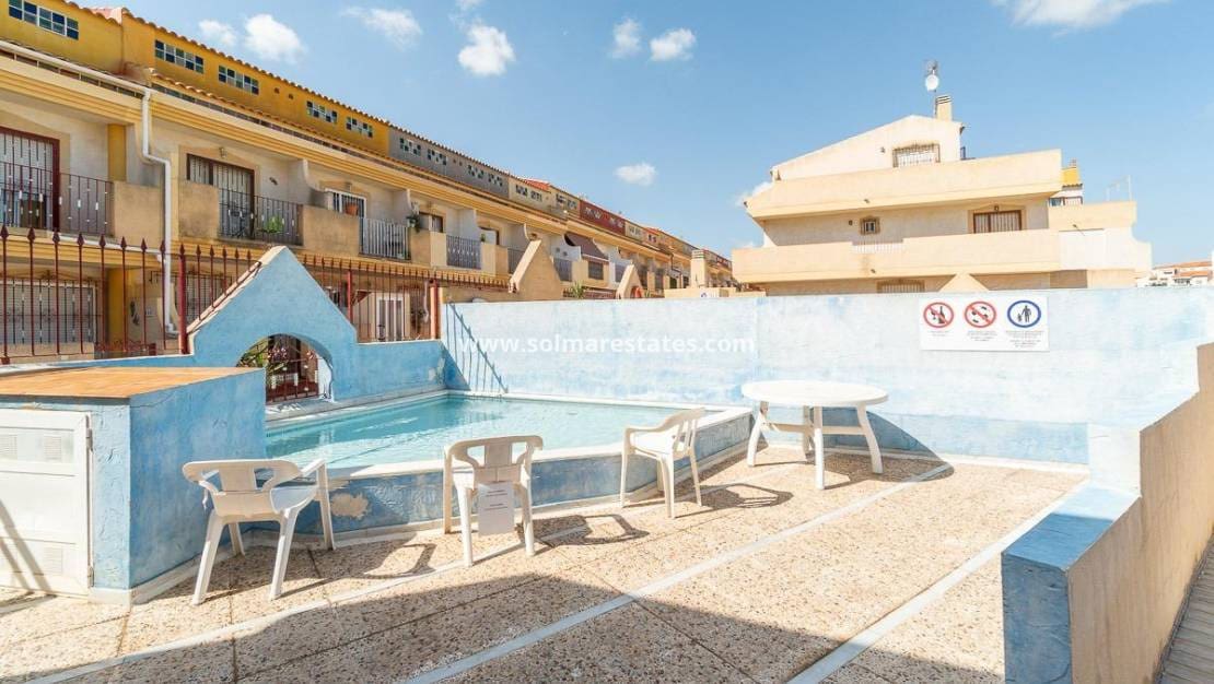 3 chambre Maison de Ville à vendre à Playa Flamenca avec piscine - 169 000 € (Ref: 9379930)