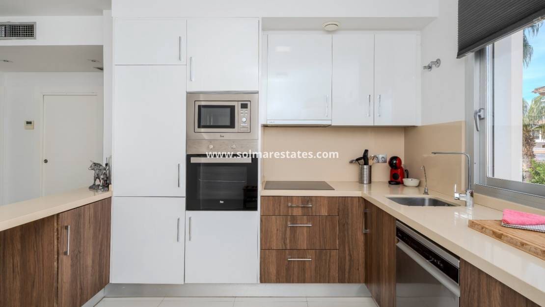 2 slaapkamer Appartement te koop in Orihuela Costa met zwembad - € 289.000 (Ref: 9388487)