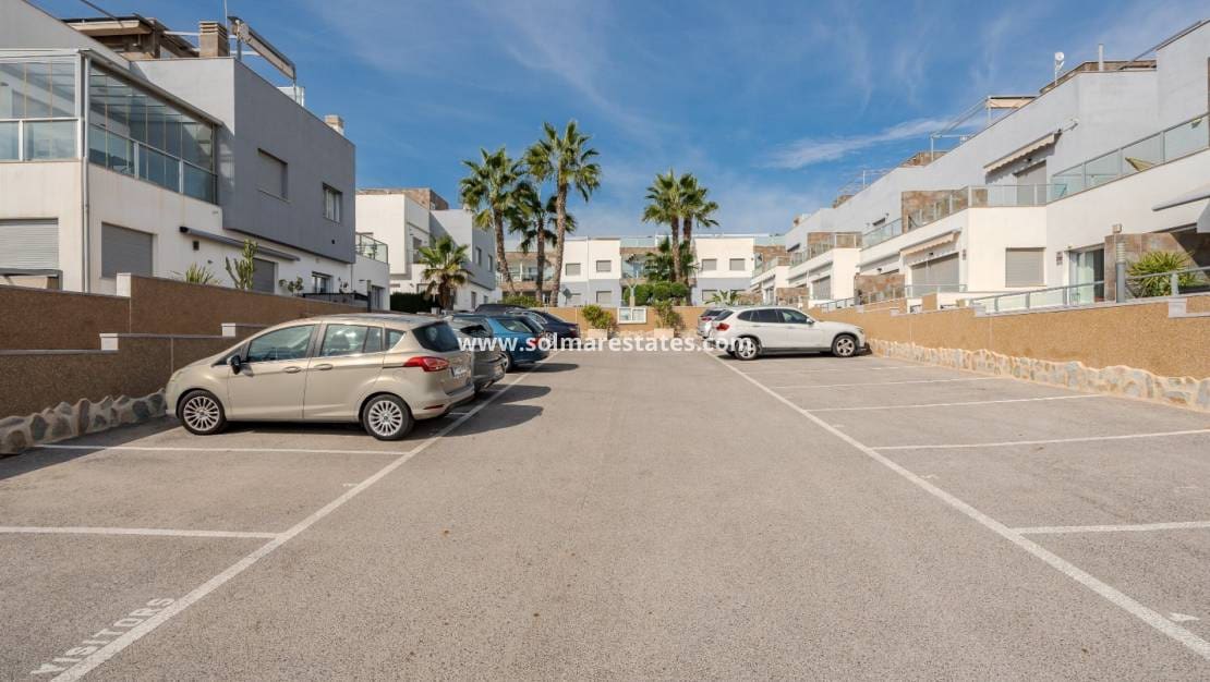 2 slaapkamer Appartement te koop in Orihuela Costa met zwembad - € 289.000 (Ref: 9388487)
