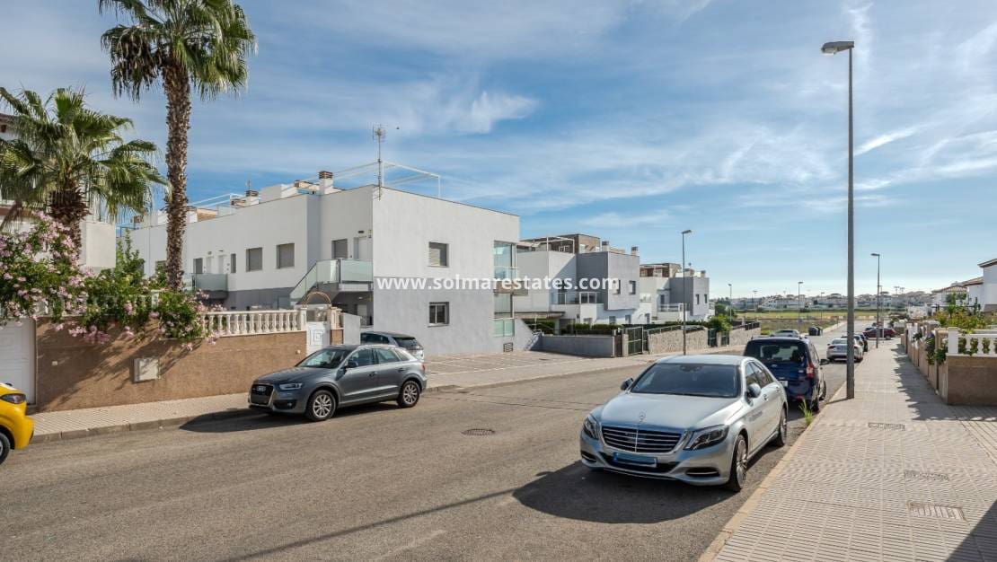 2 slaapkamer Appartement te koop in Orihuela Costa met zwembad - € 289.000 (Ref: 9388487)