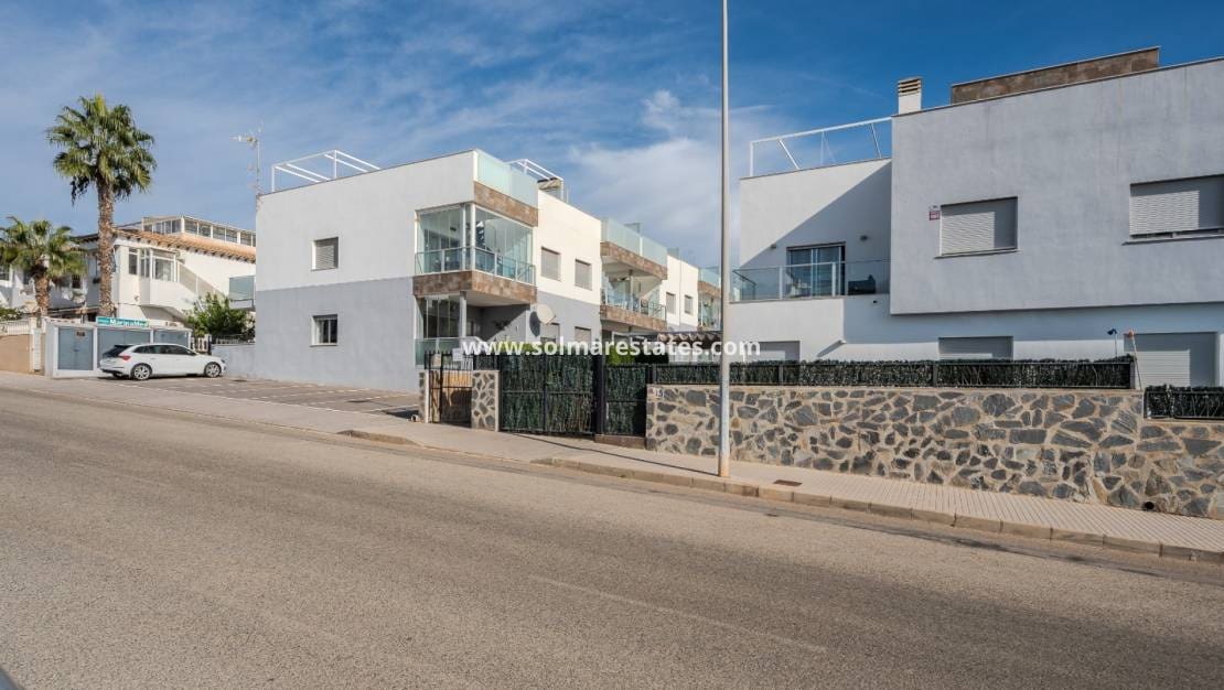 2 slaapkamer Appartement te koop in Orihuela Costa met zwembad - € 289.000 (Ref: 9388487)
