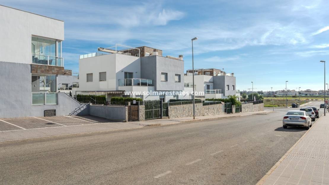 2 slaapkamer Appartement te koop in Orihuela Costa met zwembad - € 289.000 (Ref: 9388487)