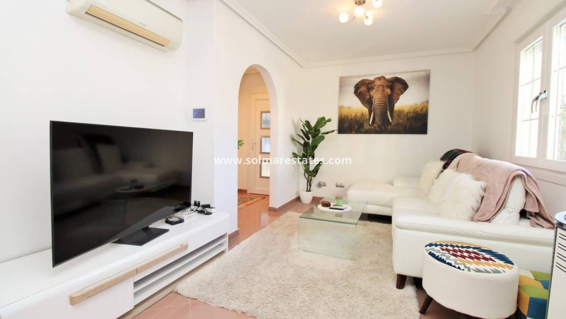 3 chambre Villa/Maison Semi-Mitoyenne à vendre à Villamartin avec piscine - 375 000 € (Ref: 9394417)