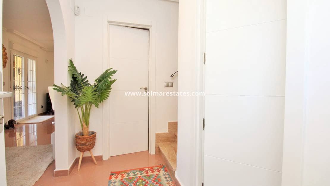 3 chambre Villa/Maison Semi-Mitoyenne à vendre à Villamartin avec piscine - 375 000 € (Ref: 9394417)