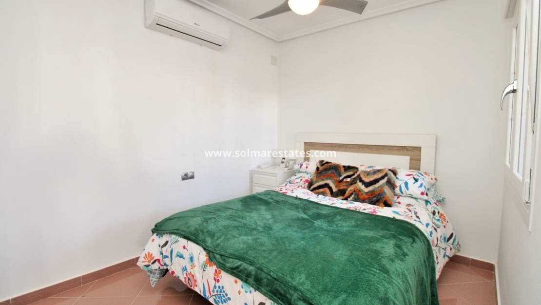 3 chambre Villa/Maison Semi-Mitoyenne à vendre à Villamartin avec piscine - 375 000 € (Ref: 9394417)