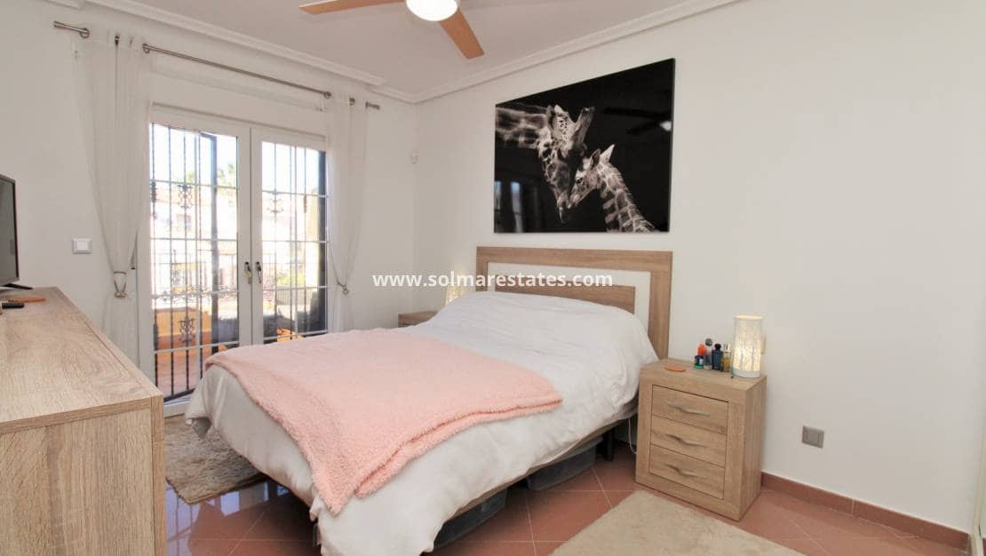 3 chambre Villa/Maison Semi-Mitoyenne à vendre à Villamartin avec piscine - 375 000 € (Ref: 9394417)