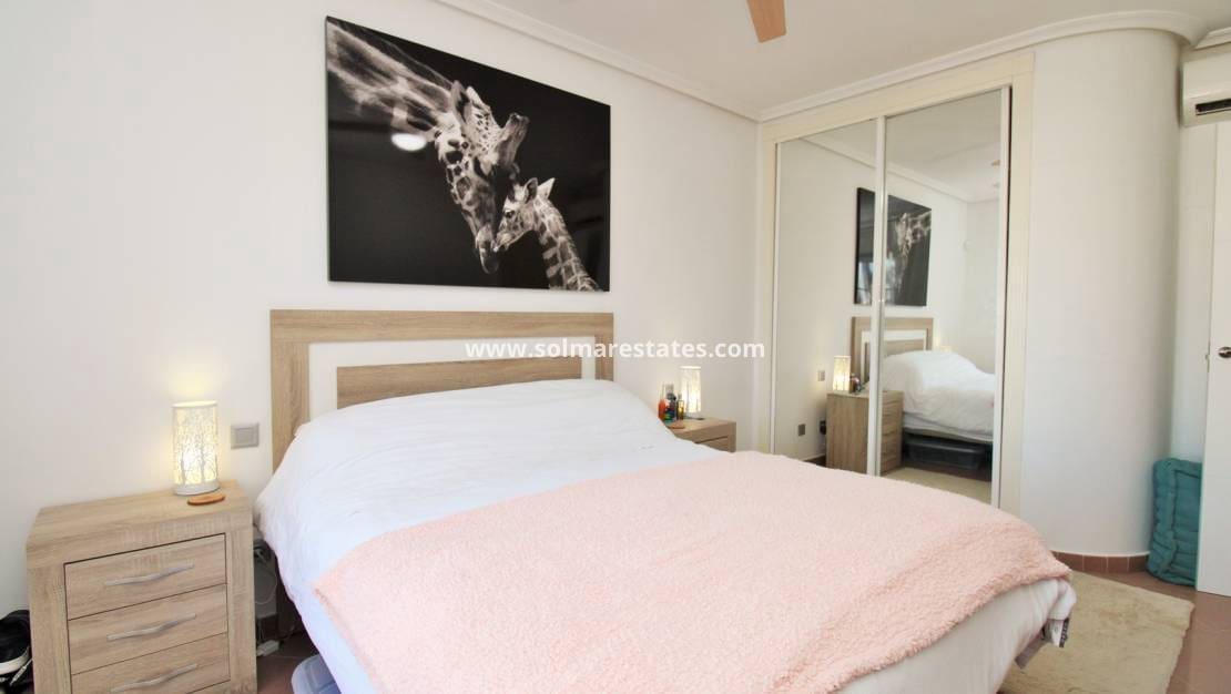 3 chambre Villa/Maison Semi-Mitoyenne à vendre à Villamartin avec piscine - 375 000 € (Ref: 9394417)