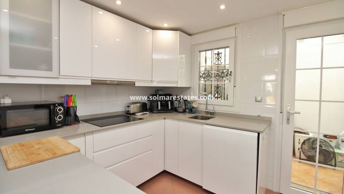 3 chambre Villa/Maison Semi-Mitoyenne à vendre à Villamartin avec piscine - 375 000 € (Ref: 9394417)