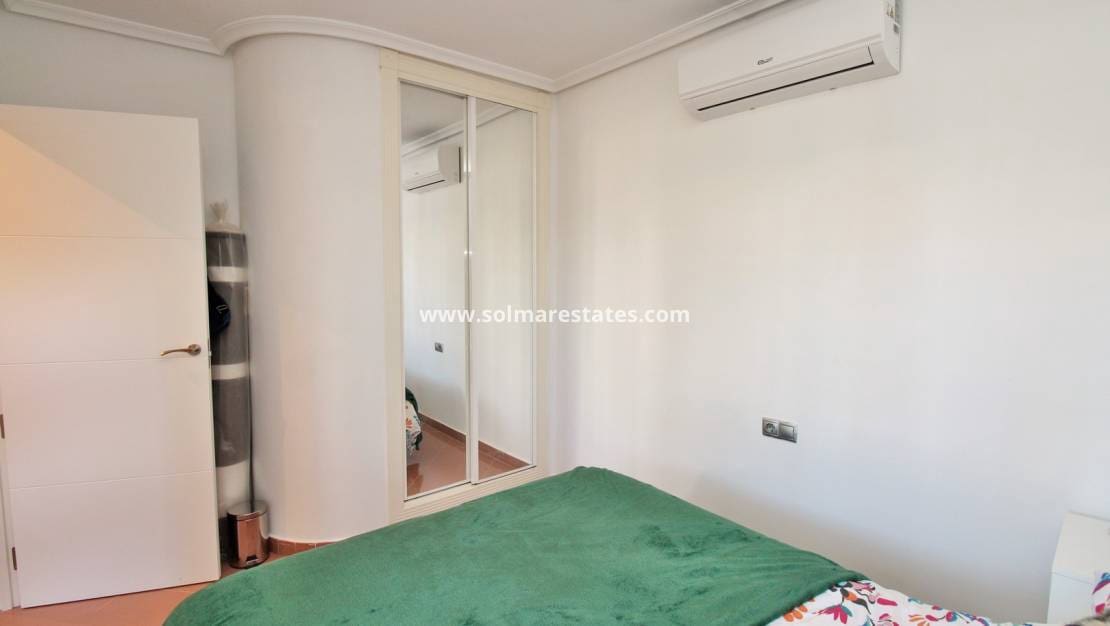 3 chambre Villa/Maison Semi-Mitoyenne à vendre à Villamartin avec piscine - 375 000 € (Ref: 9394417)